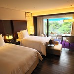 FOUR SEASONS HOTEL KYOTO - ﾊﾞﾙｺﾆｰがある庭園を見下ろす部屋。
