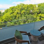 FOUR SEASONS HOTEL KYOTO - ホテルは林に覆われて、緑いっぱいに囲まれています。