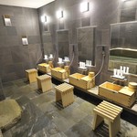 FOUR SEASONS HOTEL KYOTO - ここは大浴場の洗い場。