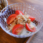 おうちごはん 野の - 玉ねぎのサラダ。納豆とポン酢が絶妙な相性です。