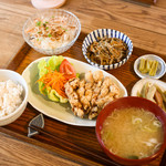 おうちごはん 野の - 鳥のパリパリ揚げ、ジューシーで美味しいです。