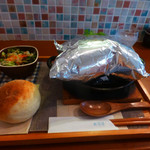 あおくまカフェ - ビーフシチューの包み焼ハンバーグ