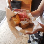 Punalu`u Bake Shop and Visitor Center - スイートブレッド