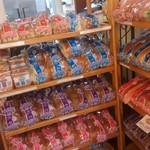 Punalu`u Bake Shop and Visitor Center - 大量です