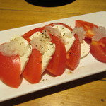 Shibuyagadenfamu - フレッシュトマトのマリネとモッツァレラチーズのカプレーゼ　899円