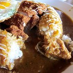 ザ・ホフブロウ - ドーナツ形のライスの中にはカレーとお肉が隠れてるんです