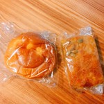 BOULANGERIE LA TERRE - しあわせを呼ぶクリームパン 160円(左)、北海道産かぼちゃのフォカッチャ 180円(右)
