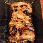 もつ焼き 三朝 - ゆでシロ（厚・100円）はＢＢＱ並み