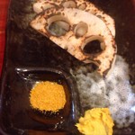 もつ焼き 三朝 - 焼きれんこん（100円）はカレー塩で