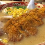 自由軒 - カツみそラーメン。揚げたてサクサクのカツとみそラーメンがなんとも言えず合います。