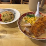 自由軒 - カツみそラーメン、半チャーハンセット1,030円。かなりのボリュームでラーメン、チャーハンともお店一押しです。