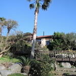 カレント - 小高い丘の上にあり、駐車場からは、階段スロープを 登った先にあります｡