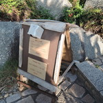 カレント - 入口の横にテラス席があり、ガーデンパラソルが並ぶ｡