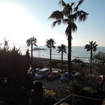 テラス席から野北海岸の砂浜が一望できる｡店の下は駐車場。