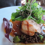 カレント - 焼き上げた香ばしさを肉の中に閉じ込めたかのような 噛み締めると、香りが溢れ出す肉のフレグランス！ 肉　の　フ　レ　グ　ラ　ン　ス！