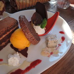 カレント - 焼き菓子の香ばしさと小気味良い食感を楽しむ構成｡　そこに酸味を差し込み、重みを軽減。