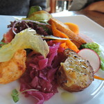 カレント - 野菜を多く取り入れ、調理にも工夫がある。 単なるサラダで終らないハイクオリティな一皿