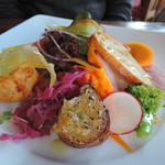 お任せ前菜の完成度の高さ、味のバラエティ、彩りの美しさは素晴らしい。