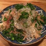 18キッド - 冷ややっこ揚げ玉やじゃこがかかっています。