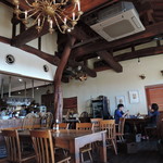 カレント - 重厚感ある梁と、シャンデリア照明、天井も高い。 クラブハウスを思わせる暖かみあるデザイン。