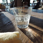 カレント - 沈みかけの太陽が、陽光を店内に深く差し込んでいた｡