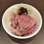 麺屋りゅう - 週替わり丼（レアチャーシュー丼 オニオンソース）（アップ）