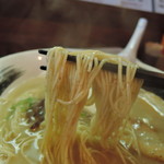 らーめん神 - 麺は細麺ストレート麺、加水率は中級。 　小麦の粒が見える全粒粉仕様自家製麺｡