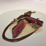 レフェルヴェソンス - 鳩を稲葉で炙って、その内臓のソース、生姜のきいた北寄貝、加茂茄子、紫蘇の花