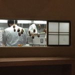 レフェルヴェソンス - キッチンに吊るされた西麻布の干し柿たち