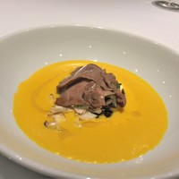 レフェルヴェソンス - 牛タンと茸たちの南瓜スープ、発酵乳とはしばみオイル