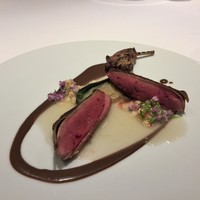 レフェルヴェソンス - 鳩を稲葉で炙って、その内臓のソース、生姜のきいた北寄貝、加茂茄子、紫蘇の花