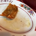 さつまラーメン - 皿は油まみれ　揚げてんの