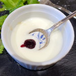 カフェ ロストロ - モーニングセット800円、ヨーグルトにブルーベリー