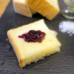 カフェ ロストロ - モーニングセット800円、バタートーストにブルーベリー