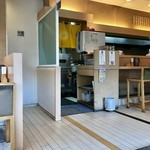 花丸 - カウンター席、テーブル席、小上がり席ございます店内です。