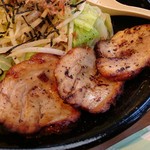 まぜそば専門店 MOG - 「肉そば（超特盛）」の豚チャーシュー