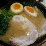 横浜ラーメン 北村家 - 青葉盛り（900円）とライス（100円）