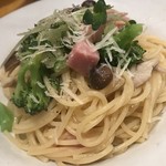 パスタの店 ビアンカ - ベーコンとシメジとブロッコリーのオイルソース