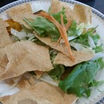 イーマサラ - イーマサラダ、パパドを割ったところ。