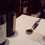 レストラン マノワ - メーンは赤で。料理によって違う赤が。