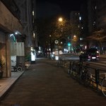 レストラン マノワ - バス停の前で光る看板がそれです