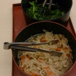 京藤 - テーブルに置いてあるきゅうりの漬け物と切り干し大根の煮物