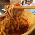 ら麺はちに - 麺リフトの図。うーん、辛そう