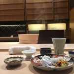 寿司 中川 - 付け台の手前にあるのは熱燗の桶です