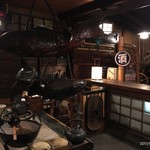 郷土料理 炉ばた 俺ん家 - 店内は良い雰囲気。