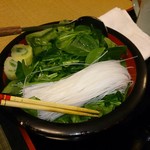 江戸三 - ほうれん草と白菜、葛切りがたっぷり♪