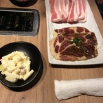 韓国料理＆焼肉の名門 豚マダン - マカロニサラダとキムチ