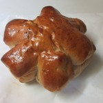 久留米のパンやさん トリコ - くるみパン１３０円。
            
            香ばしい胡桃を生地に練りこんだもはやパン屋では定番ともいえる商品です。
            