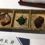 柳家錦 - 左から
      鮎、蜂の子、鹿肉の佃煮