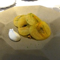 リョウリヤ ステファン パンテル - 柿と〆鯖　燻製した生クリーム添え